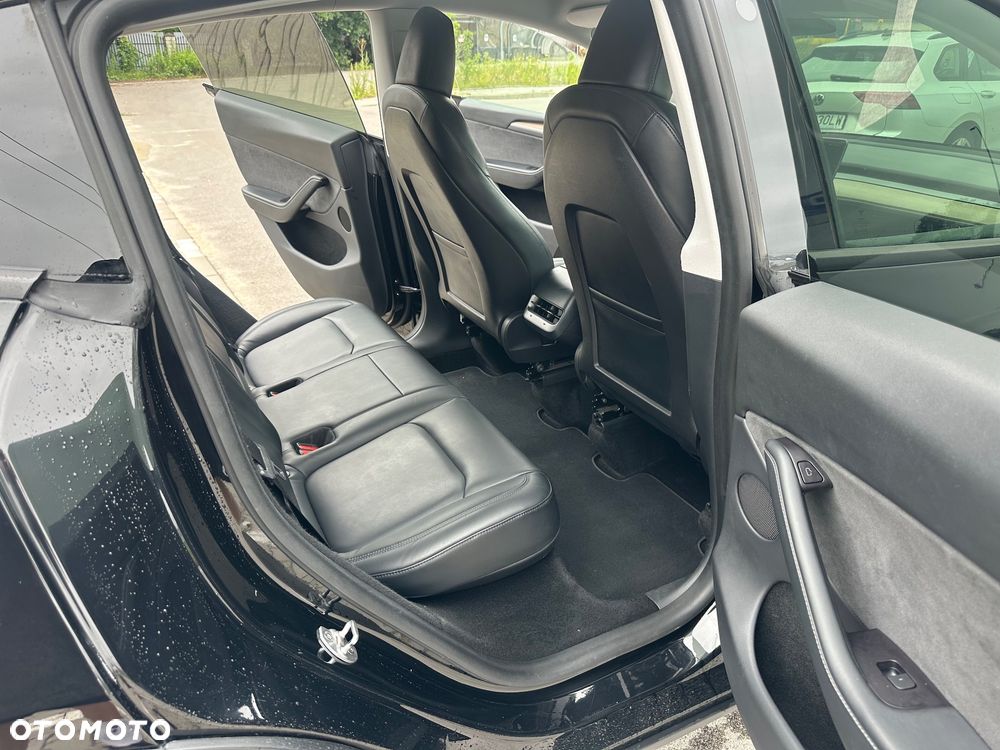 Tesla Model Y Long Range AWD - 22