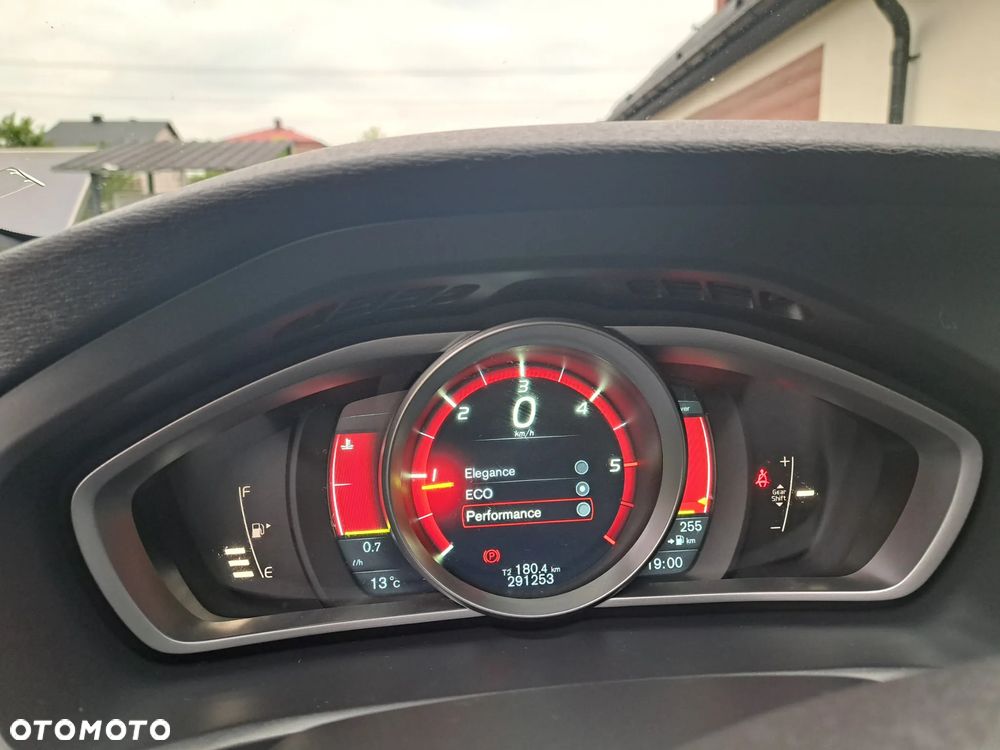 Volvo V40 D2 R-Design - 24