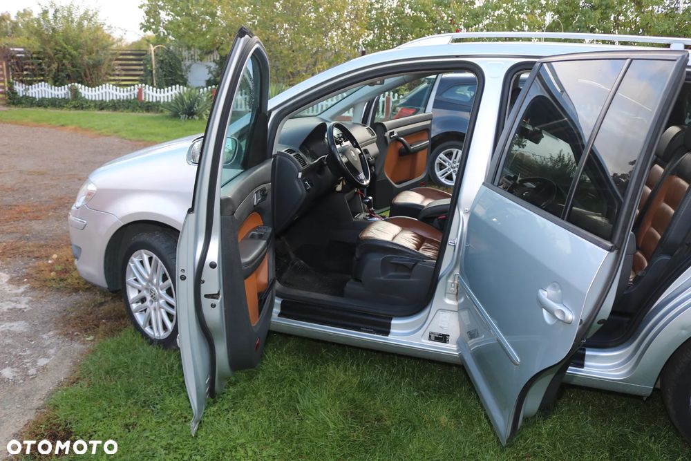 Volkswagen Touran 2.0 TDI DPF Highline DSG - 8