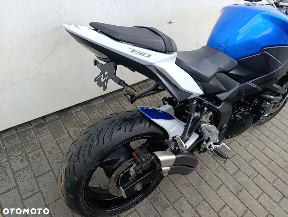 Suzuki GSR - 23