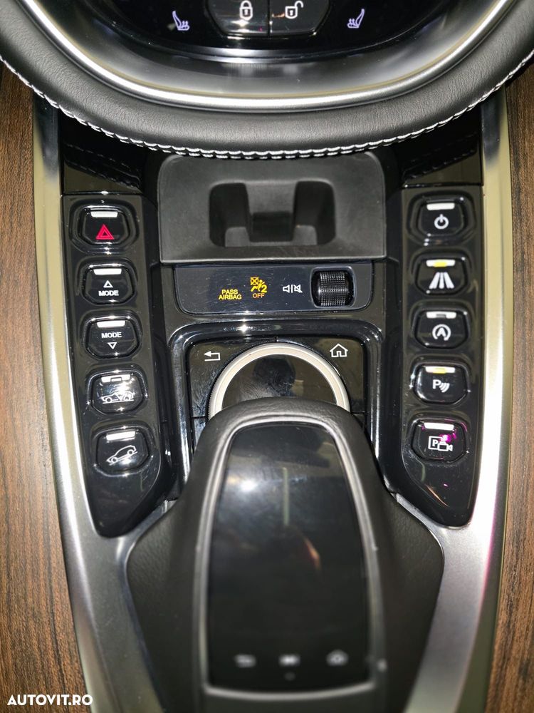 Aston Martin DBX - 26