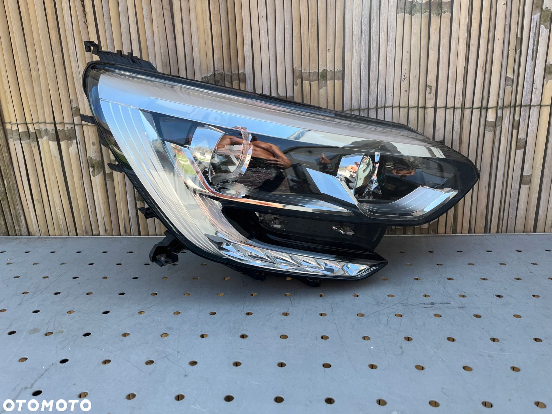 LAMPA PRAWA REFLEKTOR RENAULT MEGANE IV 16- LED - 1