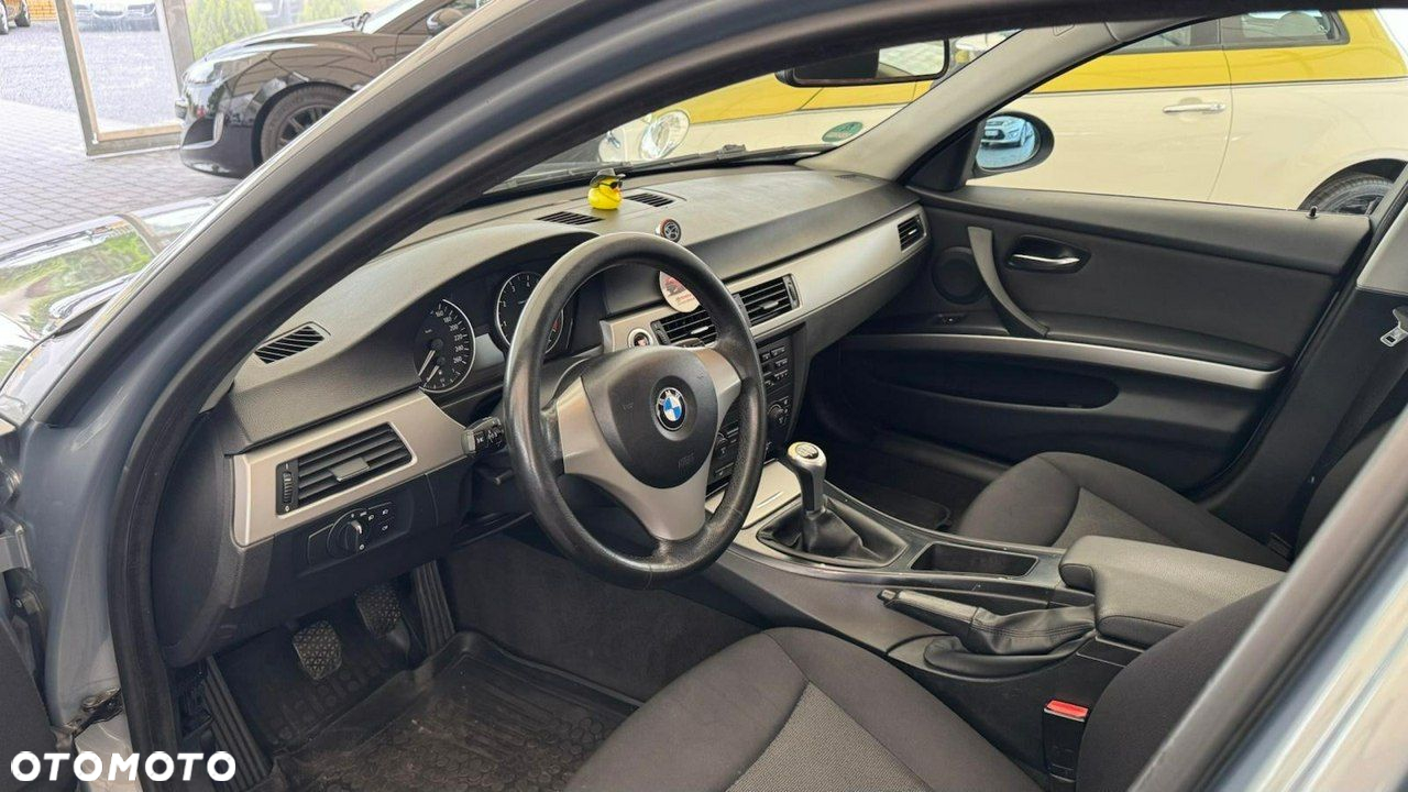 BMW Seria 3 320i - 27