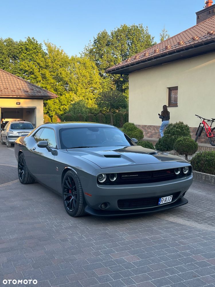 Dodge Challenger - 11