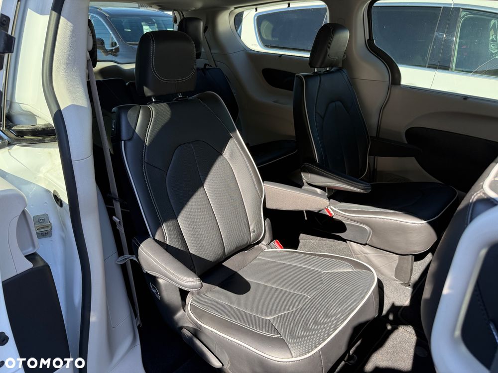 Chrysler Pacifica - 16