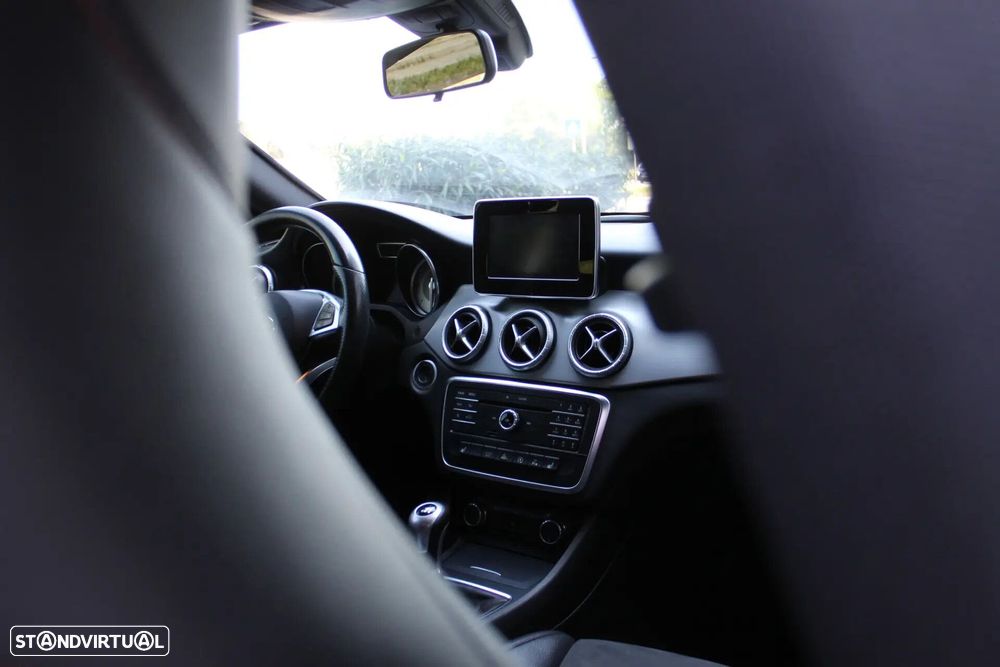 Mercedes-Benz CLA 200 d Shooting Brake AMG Line - 16