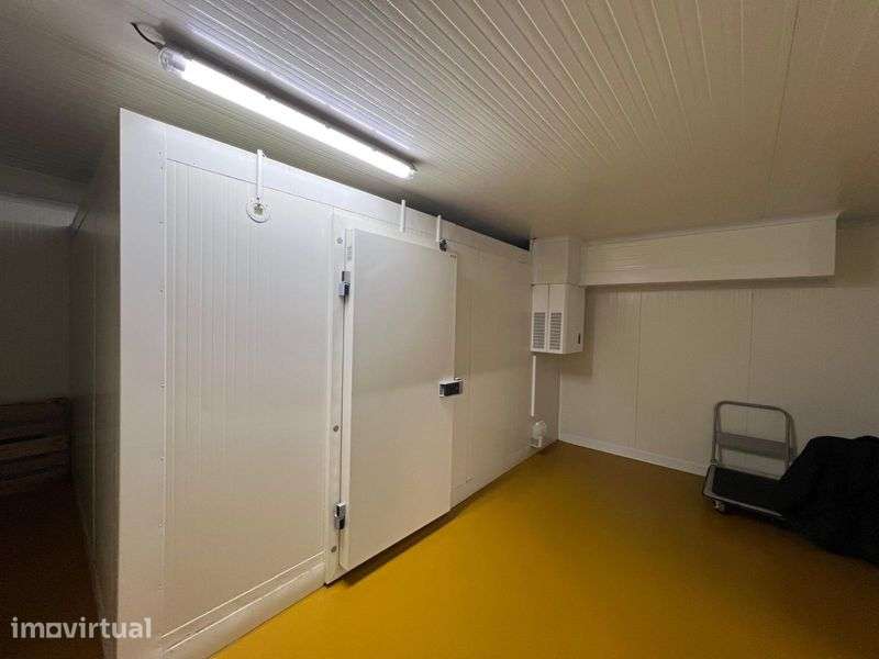 Trespasse Loja 150m² c/ Câmara Frigorífica – Portimão