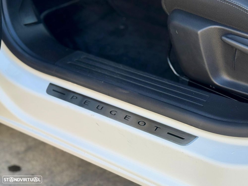 Peugeot 2008 1.2 PureTech GT Line EAT8 - 53