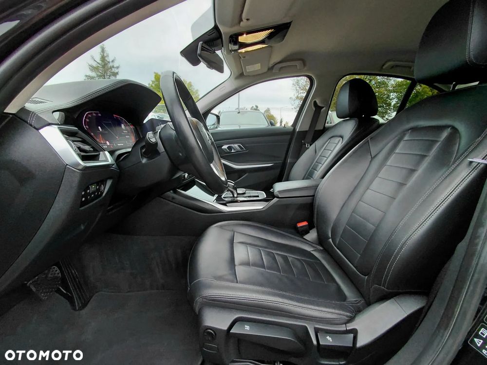 BMW Seria 3 320d xDrive Luxury Line sport - 31