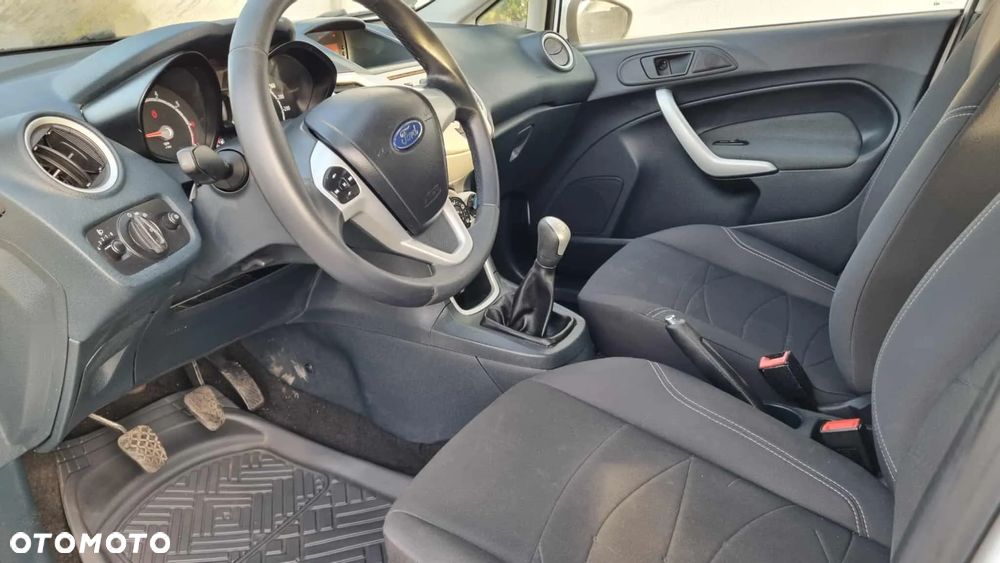 Ford Fiesta - 12
