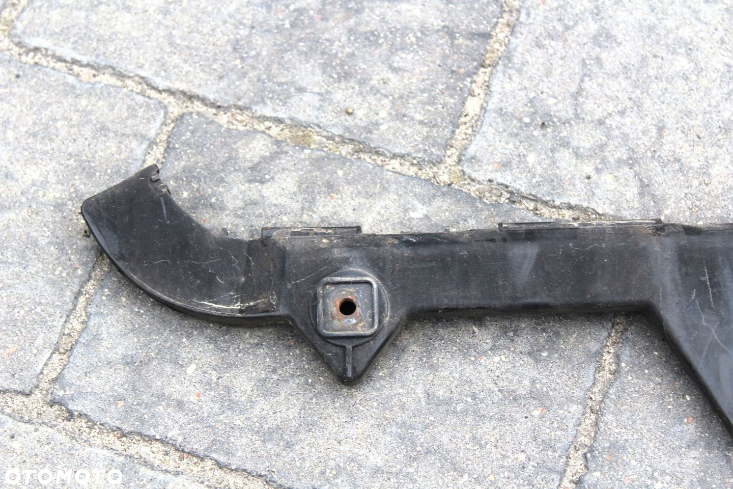 ŚLIZG ZDERZAKA LEWY TYŁ AVENSIS T25 SEDAN 52576-05030 - 2