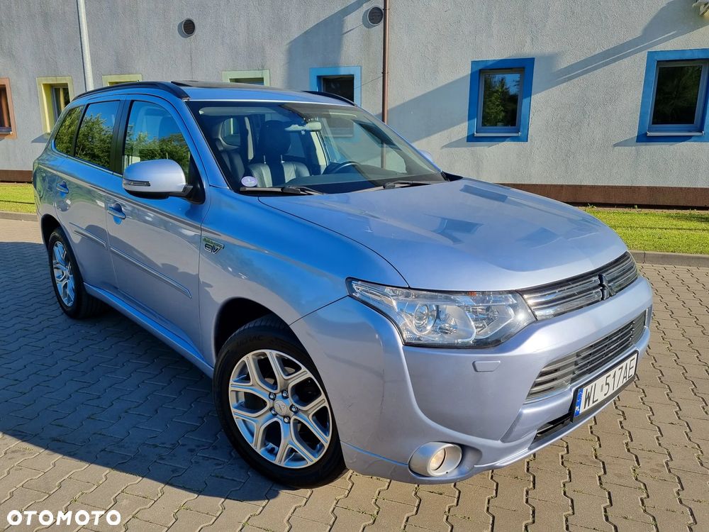 Mitsubishi Outlander Instyle NAVI + - 32