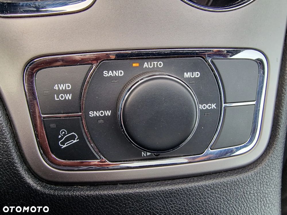 Jeep Grand Cherokee - 32