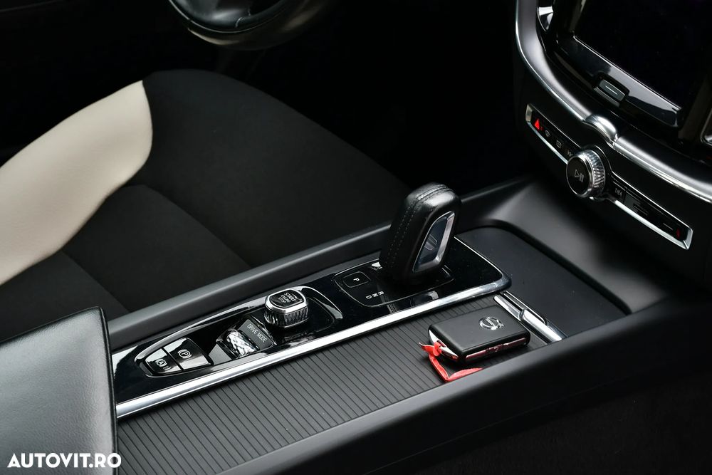 Volvo XC 60 B4 D AWD Geartronic Momentum Pro - 22