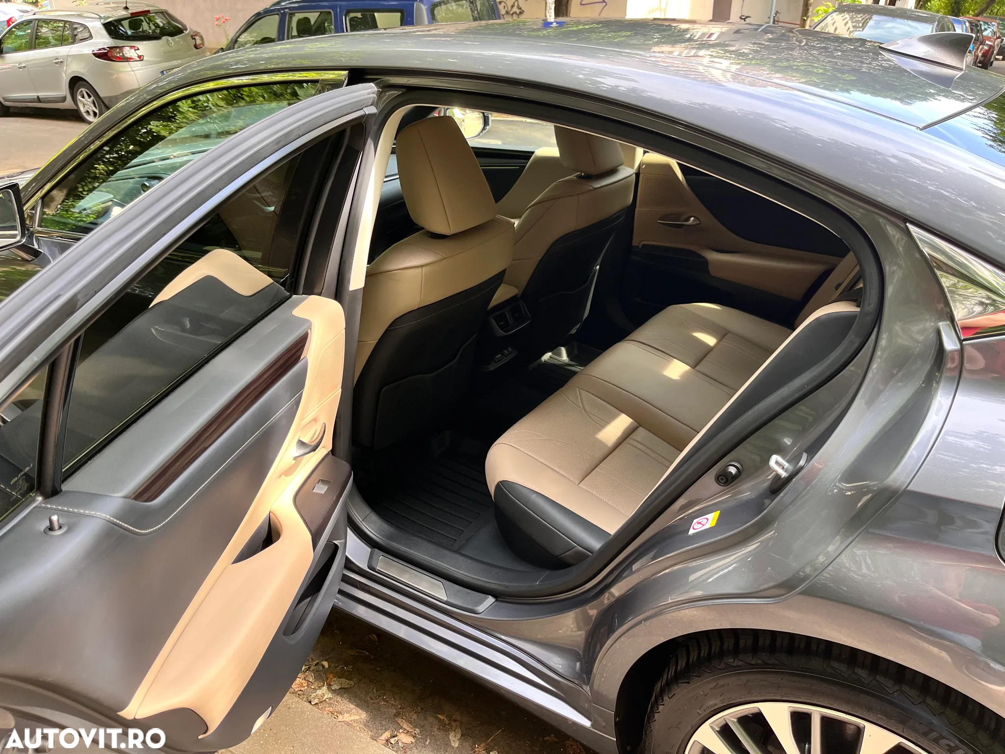 Lexus Seria ES 300h 2.5 TNGA HV 25H- 4X2 CVT Executive - 21