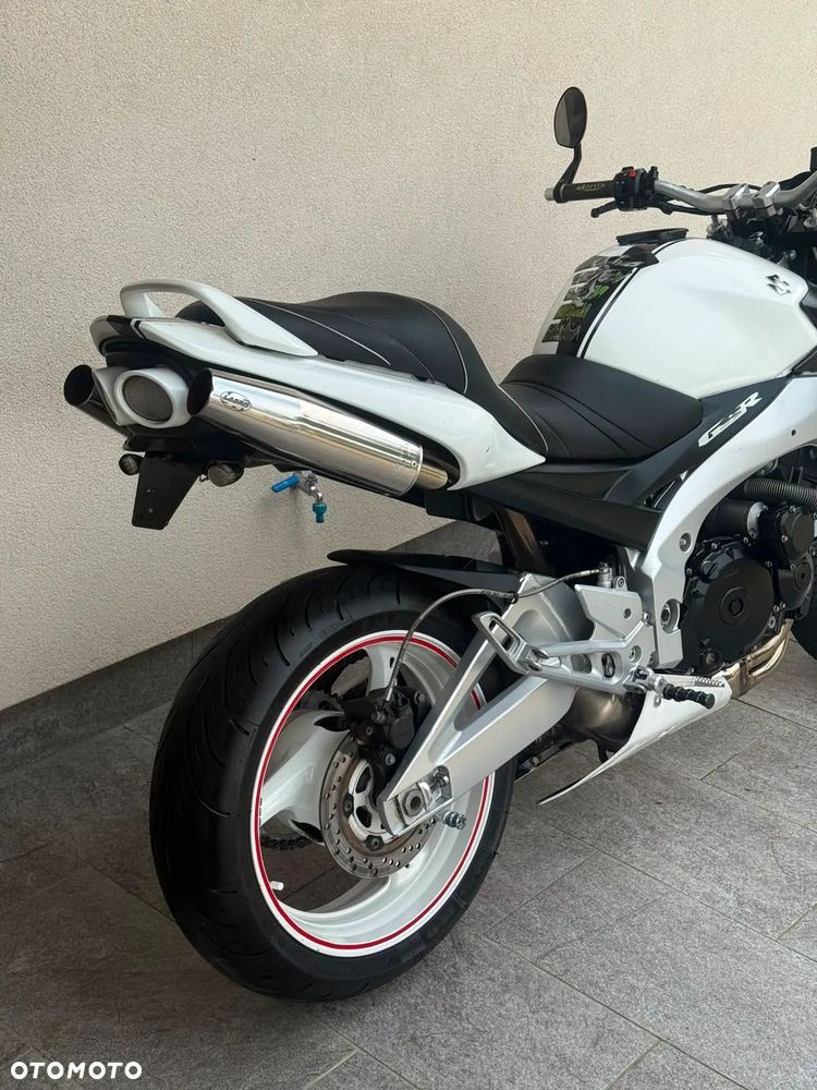 Suzuki GSR - 4
