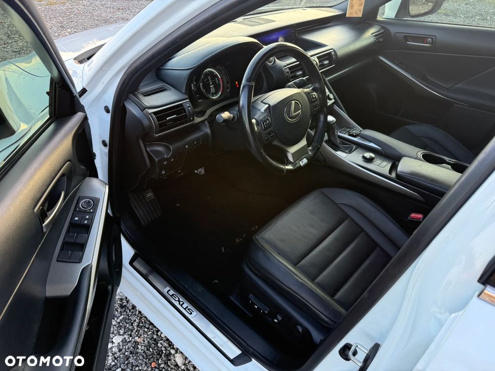 Lexus IS 200t / 300 F Sport - 16