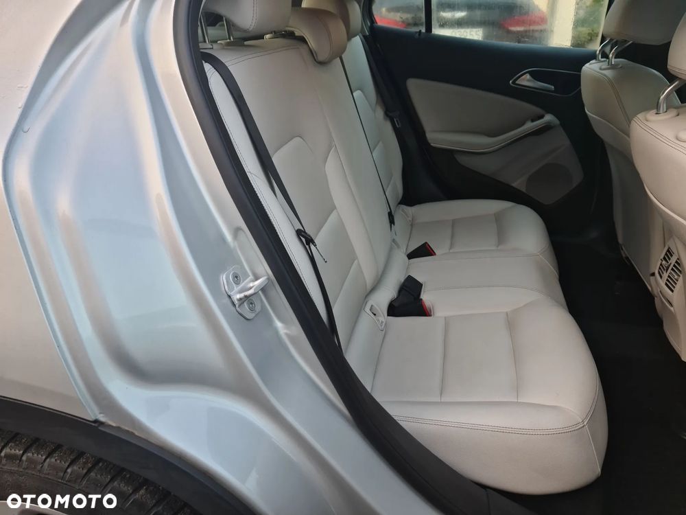 Mercedes-Benz GLA - 12