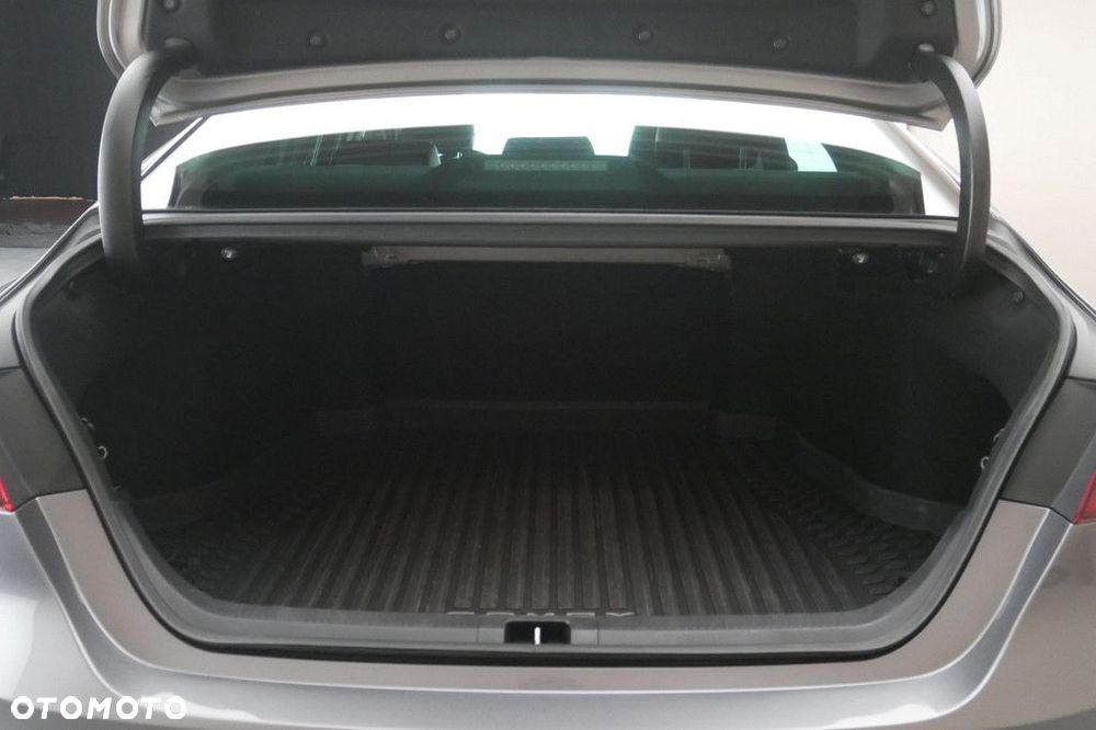 Toyota Camry 2.5 Hybrid Executive CVT - 16