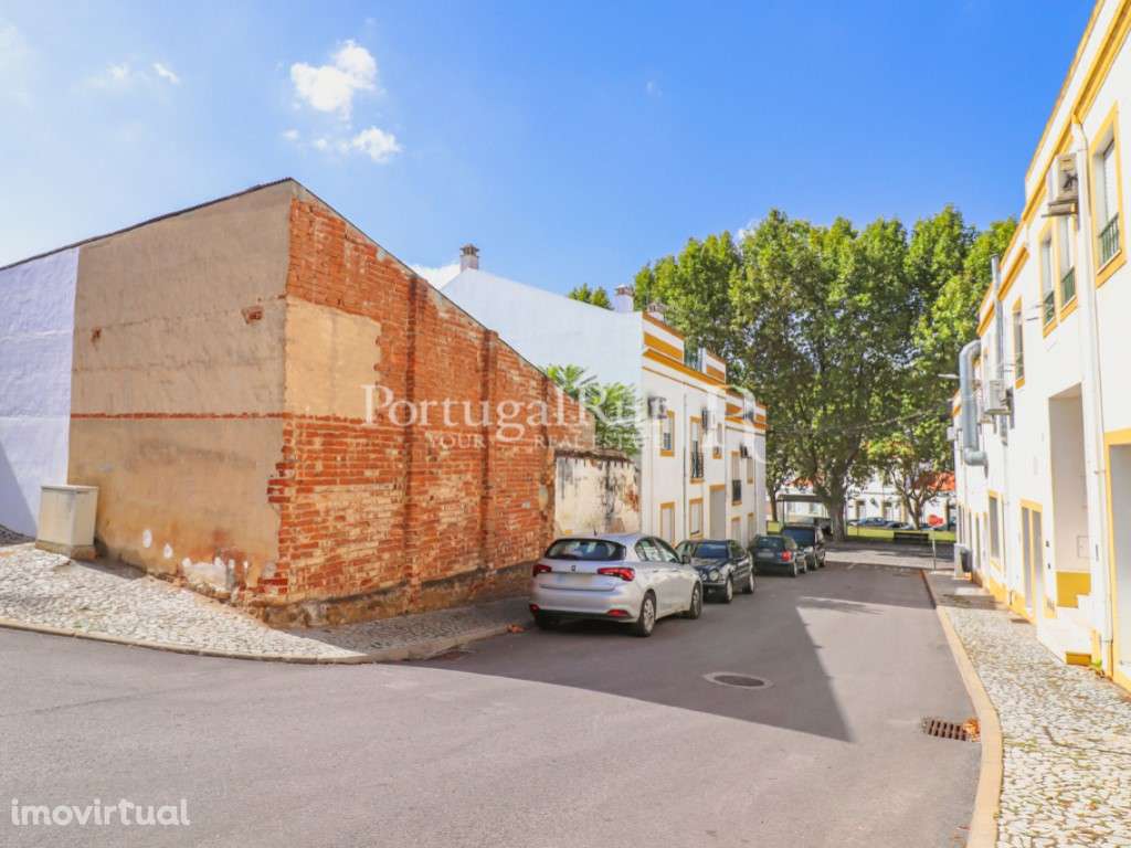 Edifício industrial na zona histórica de Montemor-o-Novo - Grande imagem: 5/12