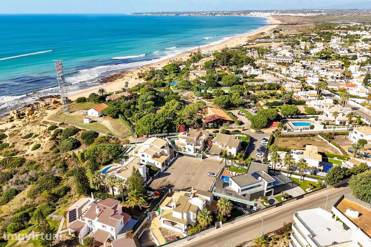 Moradia moderna na Galé a 300 metros da praia - Grande imagem: 3/52