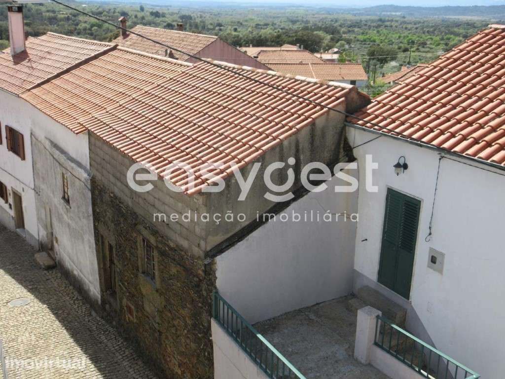 Casa típica para recuperação em aldeia do Salvador na Beira Baixa. - Grande imagem: 2/33