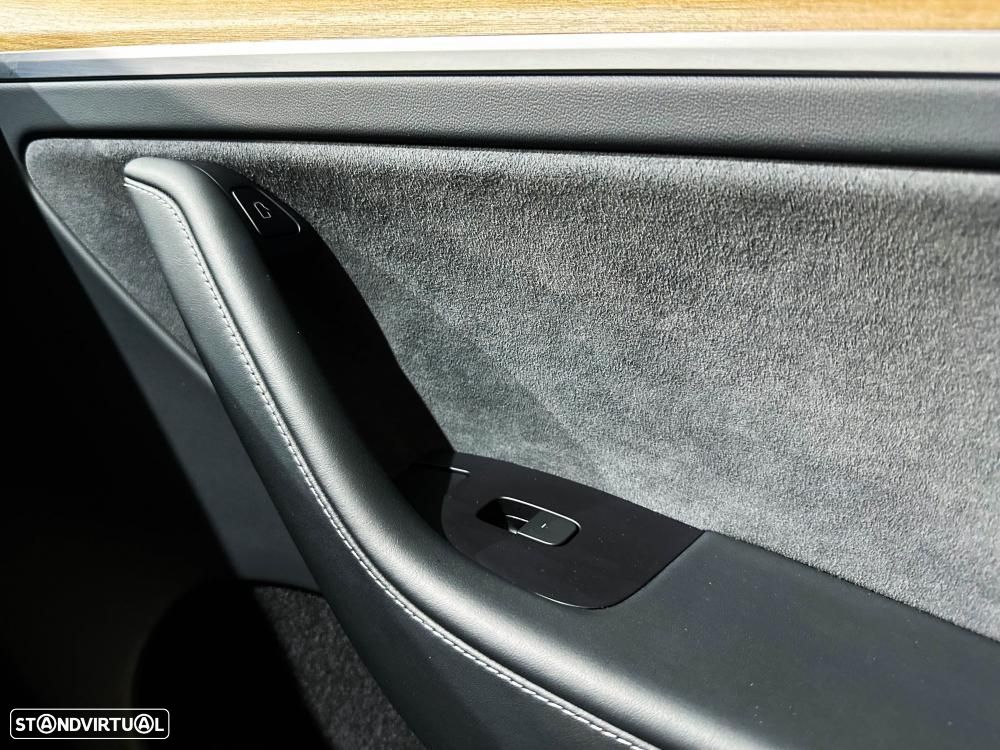 Tesla Model Y Long Range Dual Motor AWD - 35
