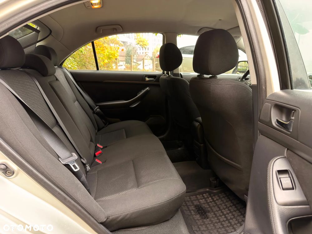 Toyota Avensis - 16