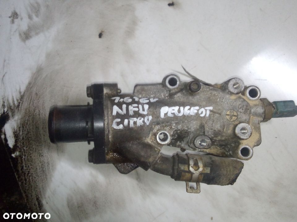 Peugeot 206 citroen NFU 1,6 16V obudowa termostatu - 1