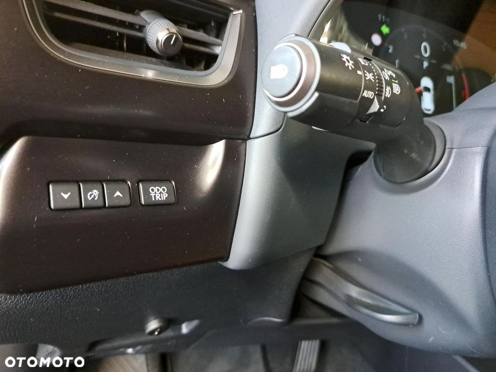 Lexus UX 300h Business - 32