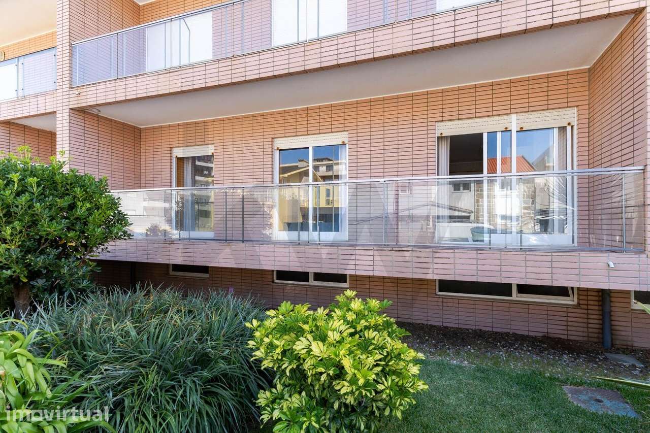 Apartamento T2, com Terraço e Garagem, na 2.ª Linha do Mar, em Vila do - Grande imagem: 3/31