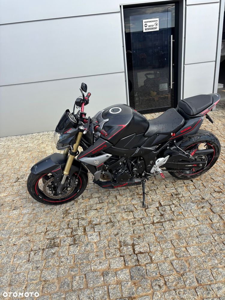 Suzuki GSR - 3
