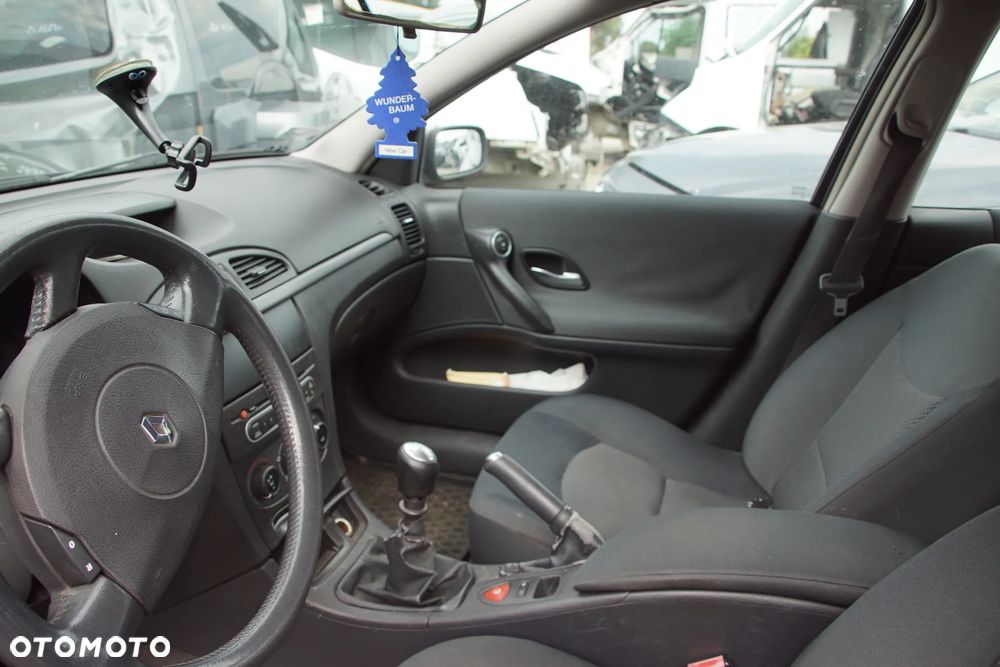 Auto na części - Renault Laguna II Lift 1.9 DCI 110 KM F9Q674 PK6068 TEB66 2005R Silnik Skrzynia Drzwi Maska Błotnik Zderzak Klapa Lampa Lusterko Klamka Szyba Deska Kokpit Sterownik Moduł Czujnik Licznik Wyświetlacz Panel Kierownica - 11