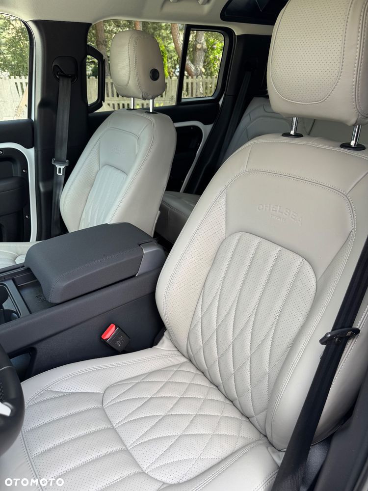 Land Rover Defender 110 P300 - 12