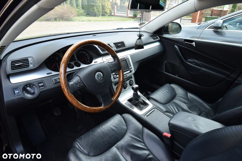 Volkswagen Passat 2.0 TDI 4Motion Individual - 16