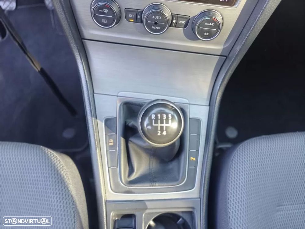 VW Golf 1.6 TDi Trendline BlueMotion - 38