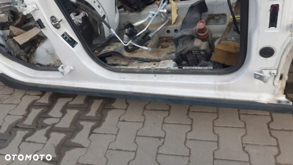 Seat Arona próg prawy słupek