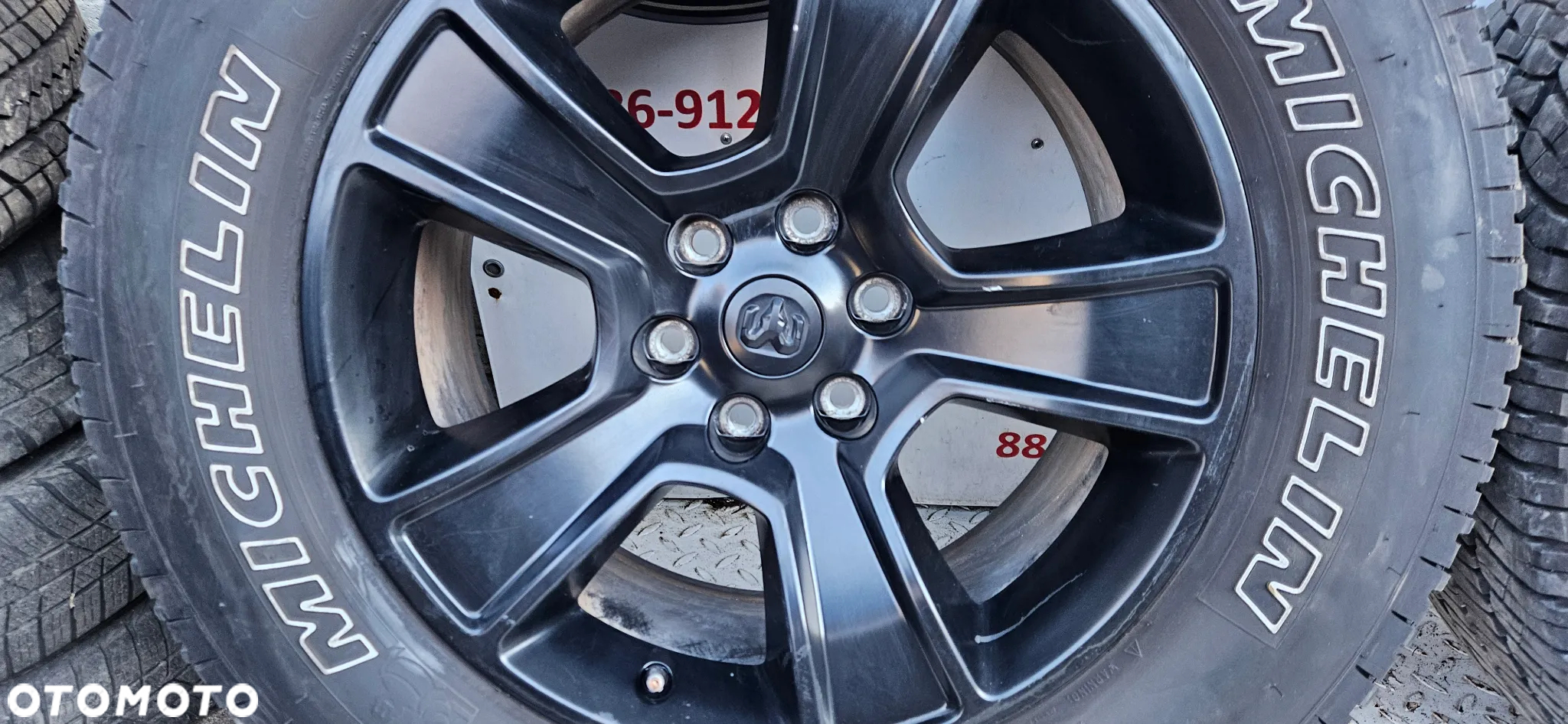 RAM 1500 V 5 2019-  Felgi aluminiowe Komplet felg Alufelgi 275/65/20 R20 20 Cali Felga 5YD55TRMAA 6x139.7 Opona bardzo ładna DOT 34/23 michelin - 5