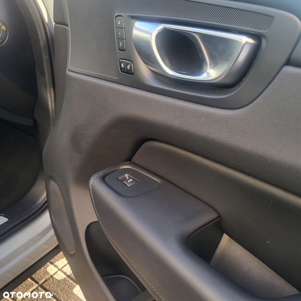 Volvo XC 60 B5 B AWD Plus Dark - 4