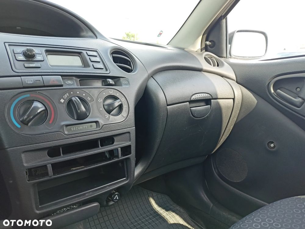 Toyota Yaris - 11