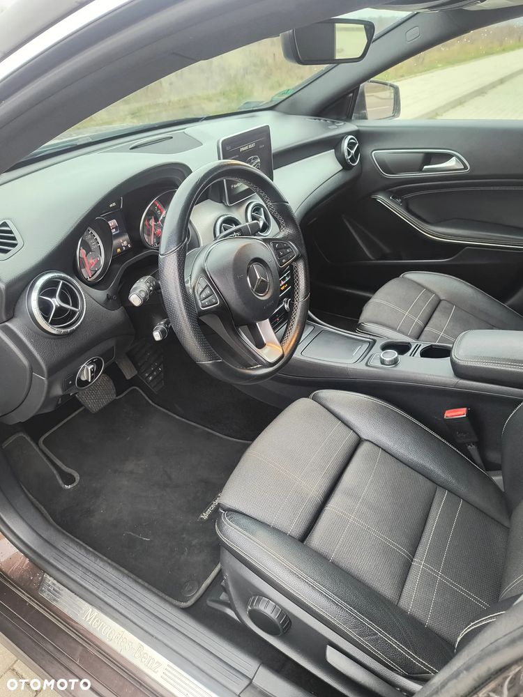 Mercedes-Benz CLA 180 7G-DCT - 7