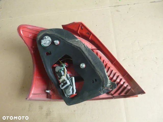 LAMPA PRAWY TYŁ PRAWA TYLNA TOYOTA YARIS II 5D 05-09 - 11
