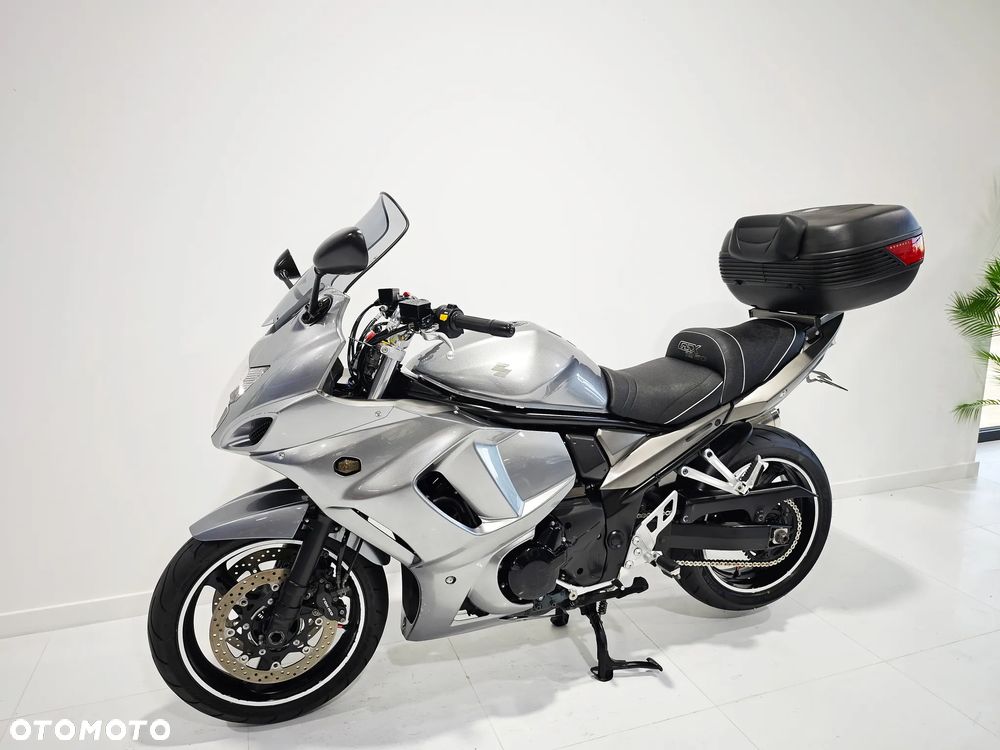 Suzuki GSX - 16