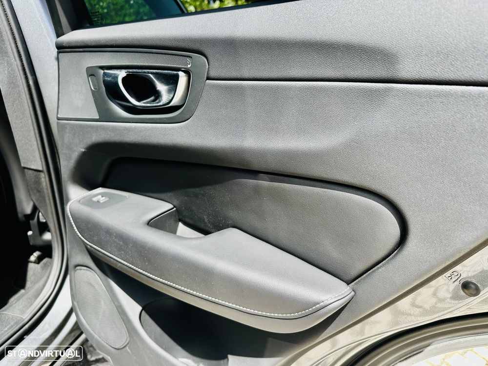 Volvo XC 60 2.0 D4 R-Design AWD - 27