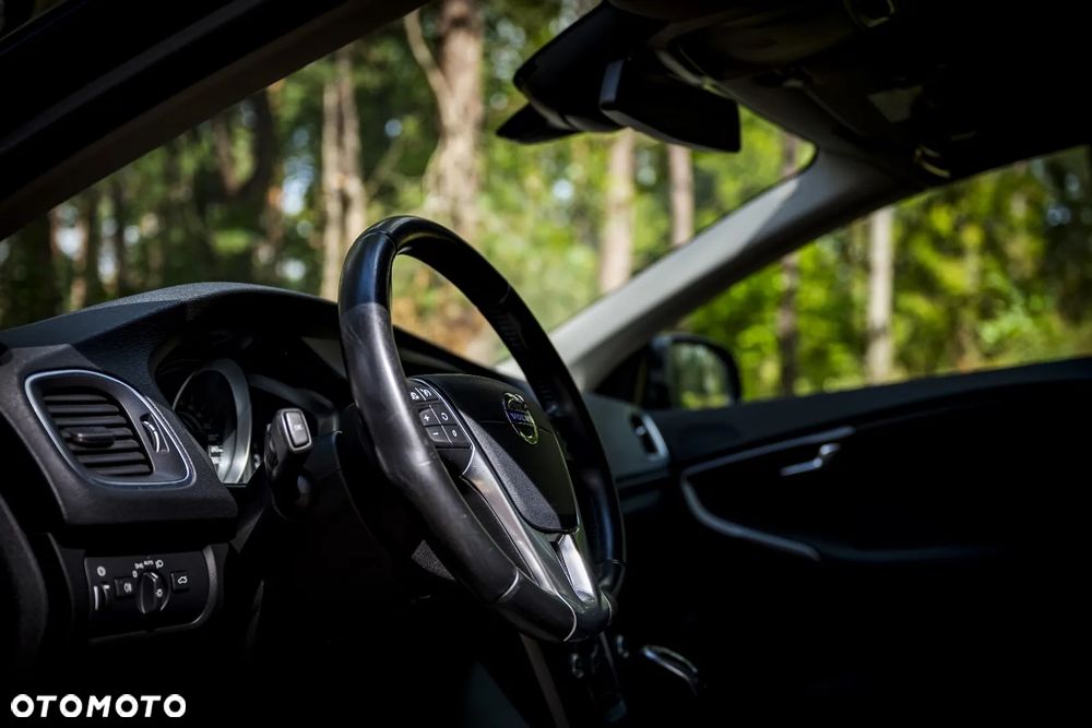Volvo V40 D4 Momentum - 24