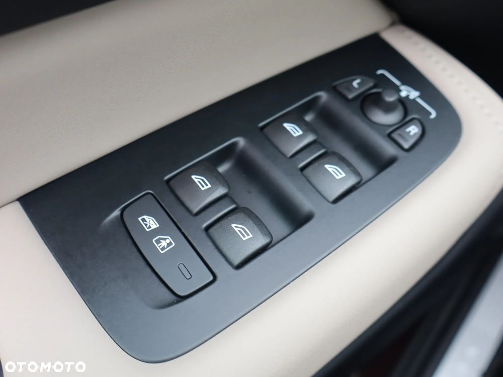 Volvo XC 60 B5 B AWD Plus Dark - 23