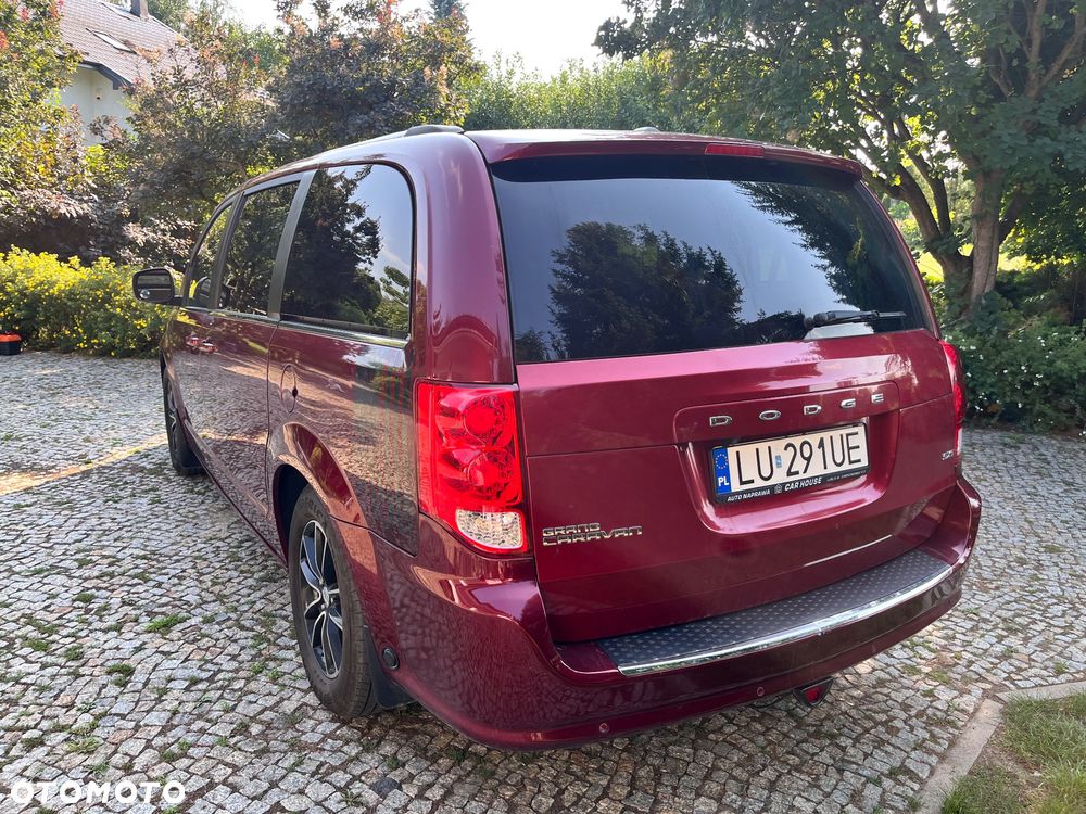 Dodge Grand Caravan - 2