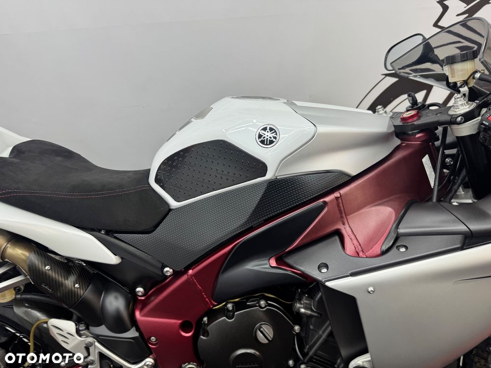 Yamaha R1 - 33