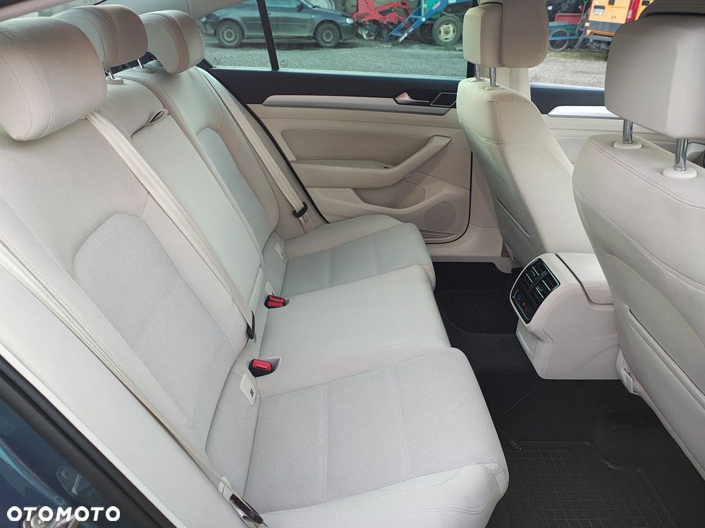 Volkswagen Passat - 12