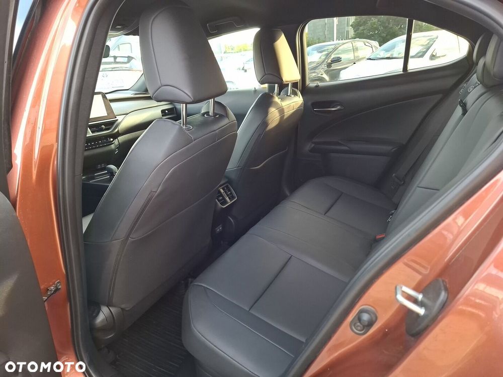 Lexus UX 300h F Sport Design AWD - 29